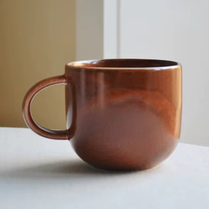 Mug en céramique de style vintage avec une riche glaçure ambrée, corps incurvé lisse, poignée ergonomique, construction thermorésistante pour des préparations matinales confortables - Product Image 1
