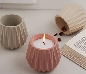 Porte-bougies en résine au design agréable pour la maison et la décoration de Noël - Product Image 1
