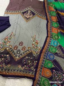 Proveedor de conjuntos de salwar-kameez y dupatta de muselina de viscosa de primera calidad con estampado digital y bordado Aari, de la India, para la moda femenina. - Product Image 4