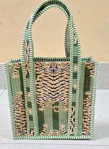 Bolsa de Mano Acolchada Hecha a Mano de Algodón Suave, Bolsas de Compras con Diseño Floral Azul, Cierre Abierto, Lindas Bolsas de Mano para Viajes y Uso Diario - Product Image 1