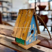 DIVADI A4 Casa para Pájaros de Madera Reciclada Hecha a Mano, Jaula Sostenible para Uso en Exteriores de Verano, Forma Triangular, Cierre de Gancho y Bucle, Pequeña