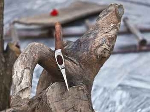 ZA DAMASCUS MAKERS Cabeza de Hacha Vikinga Hecha a Mano de Alta Calidad con Espiga Plana, Hoja de Acero al Carbono con 5 Filos de Corte y Mango de Madera de Fresno Grabado - Product Image 2
