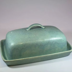 Pot à beurre de style vintage avec couvercle à poignée cintrée, plateau de service profond, finition émaillée lisse, élégant récipient à beurre pour comptoir de cuisine - Product Image 1