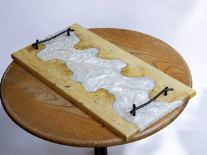 Plateau de service en bois poli et résine époxy, design luxueux, fait main, avec poignées, options personnalisées, créations naturelles par Omar Creations - Product Image 4