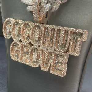 จี้รูปตัวอักษร Coconut Grove Moissanite เงินแท้ 925 ชุบโรเดียมและทอง 18K แบบ Claw Setting สไตล์ฮิปฮอป ประดับเพชร สำหรับผู้ชาย - Product Image 4