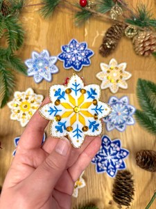 Ornement de Noël suspendu en coton brodé fait main - Décoration festive durable, écologique et colorée de 15 cm pour la maison - Product Image 6