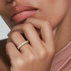 Anillo de Diamantes de Oro Amarillo con Corte Radiante y Engaste Completo de Diamantes en Forma de V - Product Image 4