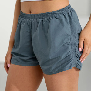 กางเกงวิ่งขาสั้นผู้หญิงสีน้ำเงินกรมท่าคุณภาพสูง โลโก้สั่งทำพิเศษ เอวยางยืด ผ้าไนลอนน้ำหนักเบา เหมาะสำหรับออกกำลังกายและโยคะ - Product Image 1