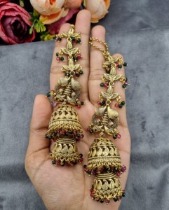 Boucles d'oreilles Jhumka en cristal perlé à double dôme avec chaînes de cheveux intégrées, idéales pour les mariages et les occasions festives – Vente en gros - Product Image 3