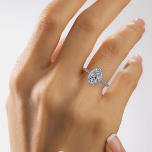 Anillo de Compromiso con Halo de Diamantes Cultivados en Laboratorio de 4.50 Quilates, Corte Pera, Oro Blanco, Pavé, Joyería Personalizada OEM al por Mayor - Product Image 3