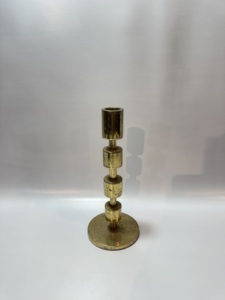 Ensemble de 3 bougeoirs modernes en laiton doré et aluminium, à base évasée et tige fine, pour bougies coniques, centre de table minimaliste - Product Image 3