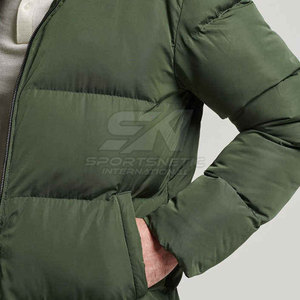 Abrigo largo acolchado resistente para clima frío, con corte largo y material acogedor para viajes. - Product Image 6