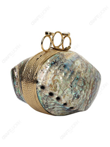 กระเป๋าคลัทช์เปลือกหอยสีเขียวธรรมชาติทรงเกลียวพร้อมกรอบทอง กระเป๋าถือหรูหราสำหรับรีสอร์ท รับผลิตตามสั่งเพื่อการส่งออก - Product Image 2