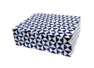 Caja de Joyería Hecha a Mano con Incrustaciones de Hueso, Patrón Triangular Azul y Blanco - Product Image 2