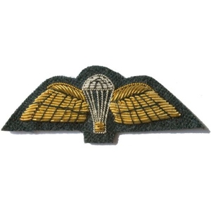 Parches de Fieltro Redondos Rojos Dorados Bordados a Mano, Ecológicos, No Tejidos, para Coser en Sombreros, Boinas, Blazers y Gorras con Visera - Venta al por Mayor - Product Image 3