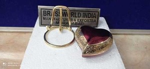 Urne funéraire en forme de cœur, finition rouge brillante, design classique, souvenir commémoratif pour adulte, urne en forme de cœur avec support, belle urne en forme de cœur - Product Image 3