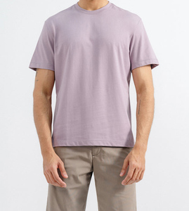 Camiseta de manga corta para hombre, diseño moderno con bolsillo frontal, color liso, cuello redondo, hecha a medida, 100% algodón. - Product Image 1