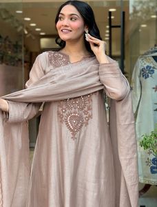 Nuevo Conjunto Premium de Kurta y Pantalón de Seda Romana con Bordado, Dupatta de Seda Chanderi, Listo para Usar, Kurti de 48 Pulgadas de Largo, Venta al Por Mayor - Product Image 2