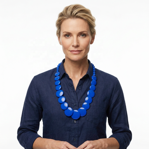 Collier personnalisé en résine bleue avec perles et motif tourbillonnant, bijou statement pour homme, design artistique pour mariage - Product Image 1