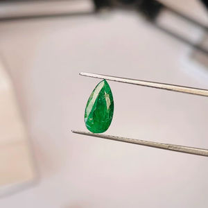 มรกตธรรมชาติจากแซมเบีย รูปทรงลูกแพร์ คู่หนึ่ง น้ำหนัก 3.07 กะรัต คุณภาพดี สีเขียวสวยงาม เงางาม ขัดเงาอย่างสมบูรณ์แบบ เหมาะสำหรับทำเครื่องประดับ - Product Image 5