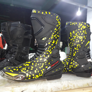 Botas de moto de diseño personalizado, botas de carreras perfectas, zapatos de motocross de cuero estampado, par. - Product Image 2