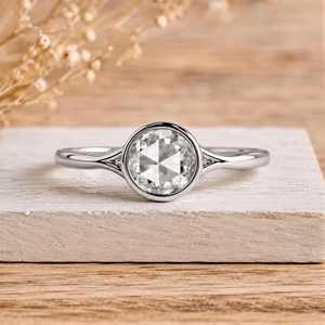 แหวนเพชรทรงกลมเจียระไนแบบโรสคัท เพชรเพาะเลี้ยง 1.32 กะรัต ทองคำแท้ 10K 14K 18K สีทอง ความสะอาดระดับ E ความสะอาดระดับ VVS ฝังแบบเบเซล แหวนหมั้น - Product Image 2