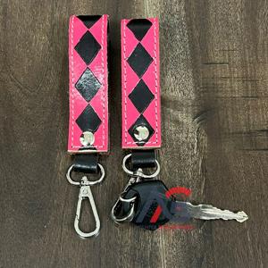 งานเอ็กซ์โปเดือนมีนาคม 2026 พวงกุญแจหนังวัวลายตารางหมากรุกแบบสั่งทำพิเศษพร้อมตัวล็อคโลหะ เหมาะสำหรับใช้ในชีวิตประจำวันหรือเป็นของขวัญ - Product Image 1