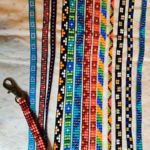 Meilleur bracelet artisanal NOUSHAD fait main avec perles, motifs de pierres diverses, design noir, jaune, argent, certifié IGI, modèle NH-711 - Product Image 4