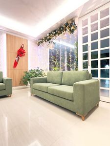 Sofá Contemporáneo de Tres Plazas en Tela Verde para Vestíbulo de Hotel y Muebles de Sala de Estar - Product Image 2