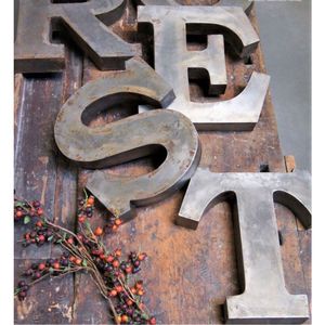 Letra B de metal galvanizado rústico para decoración de pared, alfabeto de hierro plateado 3D industrial personalizado para decoración del hogar, bodas, fiestas y jardín. - Product Image 3