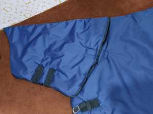 Couverture d'extérieur pour cheval Brand Zone, tissu Oxford 600D bleu, avec 2 sangles pour les pattes, col standard, toutes saisons, utilisation en extérieur, accessoires pour chevaux - Product Image 3