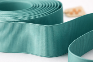 ริบบิ้นโกรเกรนสีเขียวอมฟ้าขนาด 10 มม. ผลิตจากโพลีเอสเตอร์ 100% ทนต่อการหดตัว แบบหน้าเดียว สำหรับตกแต่งเสื้อผ้า จากบริษัทนีลกามัล อินดัสทรีส์ - Product Image 6