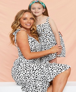 2 tenues assorties à motif d'animal pour maman et bébé, robe assortie avec deux poches latérales et sangle à épaule, avec boutons - Product Image 1