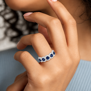 Anillo de Compromiso de Oro Blanco de 18K con Halo de Moissanita y Diamante Azul de Corte Brillante Redondo para Mujer - Product Image 4