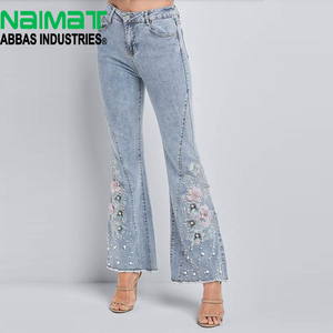 กางเกงยีนส์ทรงบานแต่งดอกไม้ปักลายสำหรับผู้หญิง เอวสูง สีฟ้าอ่อน ประดับมุก ปักลาย แต่งขอบขาบาน สไตล์วินเทจ - Product Image 1