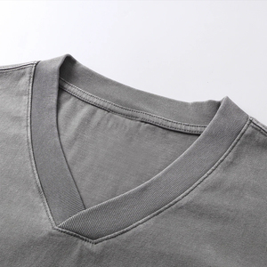 Camiseta Retro Premium con Cuello en V, Logotipo Personalizado, Hecha a Mano, Teñida con Cera, Acabado Desgastado, 100% Algodón, Manga Corta, Estilo Moderno y a la Moda - Product Image 3