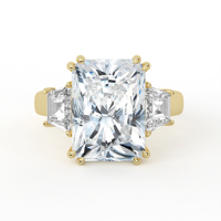 Bague en or blanc massif avec diamant de laboratoire taille radiant, double griffe centrale et pierres latérales trapézoïdales, trois pierres, bijoux de mariée raffinés