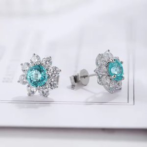Pendientes de plata de alta calidad de 1.2 quilates con diamante azul cultivado en laboratorio de corte brillante redondo en el centro y diamante blanco para boda. - Product Image 2