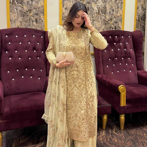 Salwar Kameez pakistanais brodé beige avec dupatta – Tenue ethnique de créateur pour femme, idéale pour les mariages et les fêtes - Product Image 1