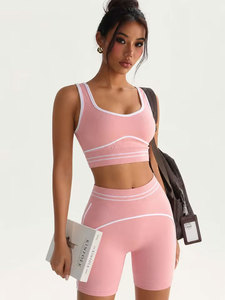 Ensemble de yoga 2 pièces pour femme avec bordure blanche contrastante, soutien-gorge de sport rembourré à col en U et short cycliste taille haute, pour la gym, l'entraînement, le fitness, la course et les activités sportives - Product Image 5
