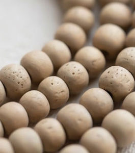 Collar Mala de Tulsi en Forma de Corazón Hecho a Mano por Sigma Exports, Colgante Radha, Cuentas de Madera Natural Beige, Joyería Espiritual para Yoga - Product Image 4