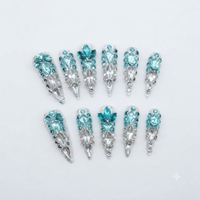 Ongles en acrylique pré-conçus, longs, en forme de stiletto, avec base chromée transparente et strass superposés, effet gemme lac