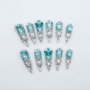 Uñas Acrílicas de Estilo Stiletto Largo con Base Cromada Transparente y Pedrería en Capas, Diseño Previamente Diseñado con Gema de Lago - Product Image 1