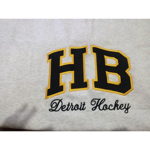 Sweat-shirt en molleton brodé surdimensionné Detroit Hockey, rouge à pois, effet superposé, vente en gros - Product Image 5