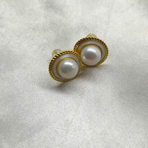 ต่างหูมุกน้ำจืด 8-9 มม. ดีไซน์หรูหรา สง่างาม รูปทรงแผ่นเปลือกหอย คุณภาพดี โค้งมน - Product Image 4