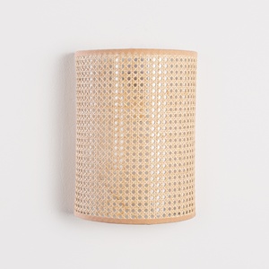 Applique murale décorative en rotin naturel, fabriquée au Vietnam, lampe murale en rotin. - Product Image 1