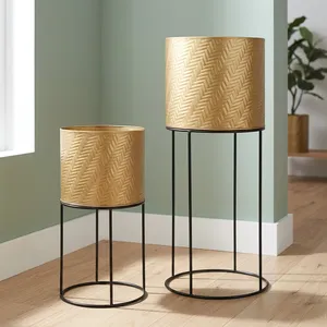 Ensemble de 2 jardinières en métal texturé doré avec supports ronds noirs, pots à fleurs cylindriques décoratifs avec motif en chevrons - Product Image 6