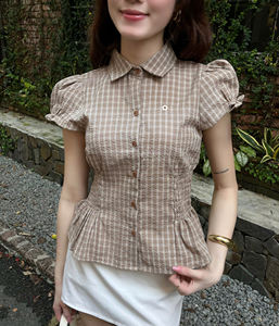 ผู้ผลิตเสื้อผ้าเวียดนาม OEM ODM เสื้อเชิ้ตผู้หญิงสไตล์วินเทจ ลายสก็อต แขนพอง ทรงเข้ารูป ติดกระดุม เสื้อลำลองสำหรับฤดูร้อน - Product Image 6
