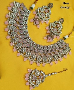 Nouveau Collier Ras-du-Cou Fantaisie en Alliage Plaqué Or avec Perles Florales et Perles Kundan, Style Ethnique Traditionnel pour Mariage Féminin - Product Image 1
