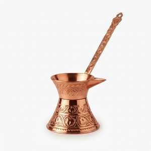 Cezve en cuivre pur fait main, style calice évasé, gravée, avec longue bec et poignée plate en métal gravé, pour café turc et Briki grec - Product Image 1